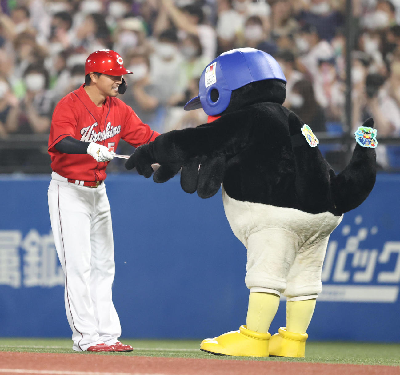 ヤクルト対広島　9回表広島無死、通算1500試合出場を達成し、つば九郎からボードを受け取る長野（撮影・狩俣裕三）