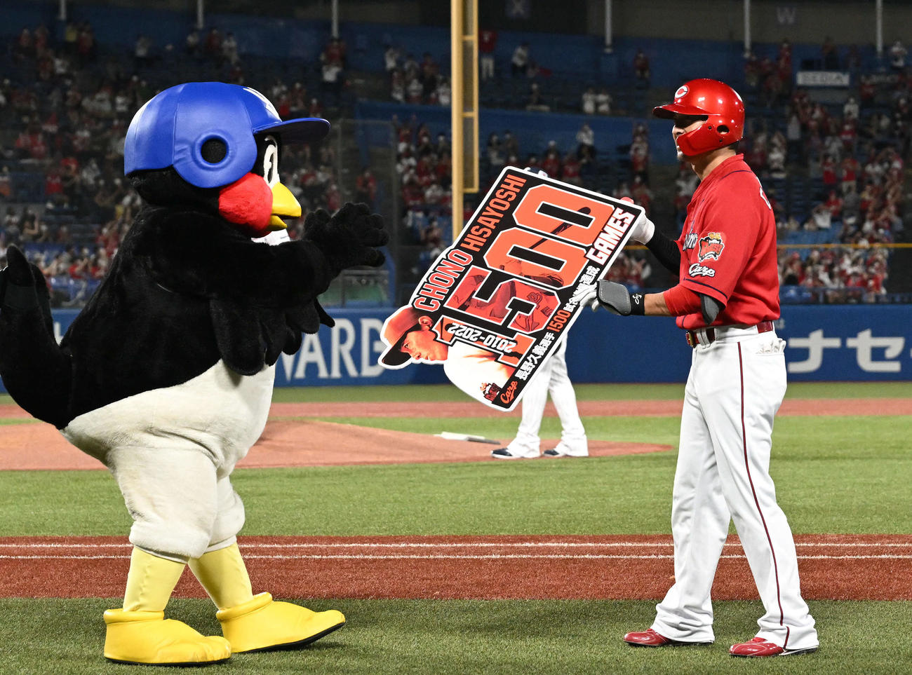 ヤクルト対広島　9回表、1500試合出場を達成した広島長野（右）はつば九郎から記念のパネルを受け取る（撮影・滝沢徹郎）