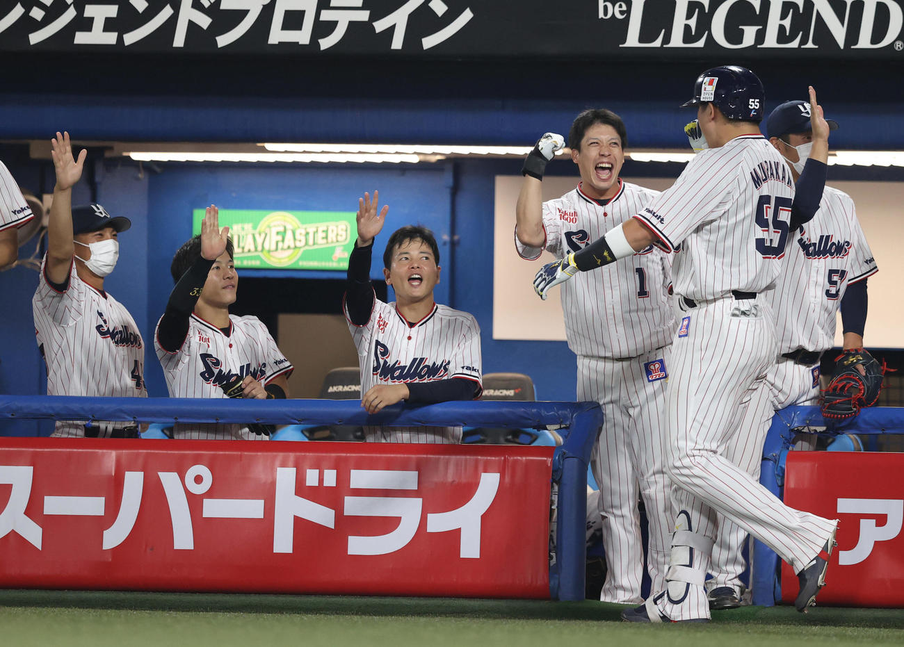 ヤクルト対広島　6回裏ヤクルト1死一、二塁、3点本塁打を放った村上（右端）を迎える山田（右から2人目）らヤクルトの選手たち（撮影・狩俣裕三）