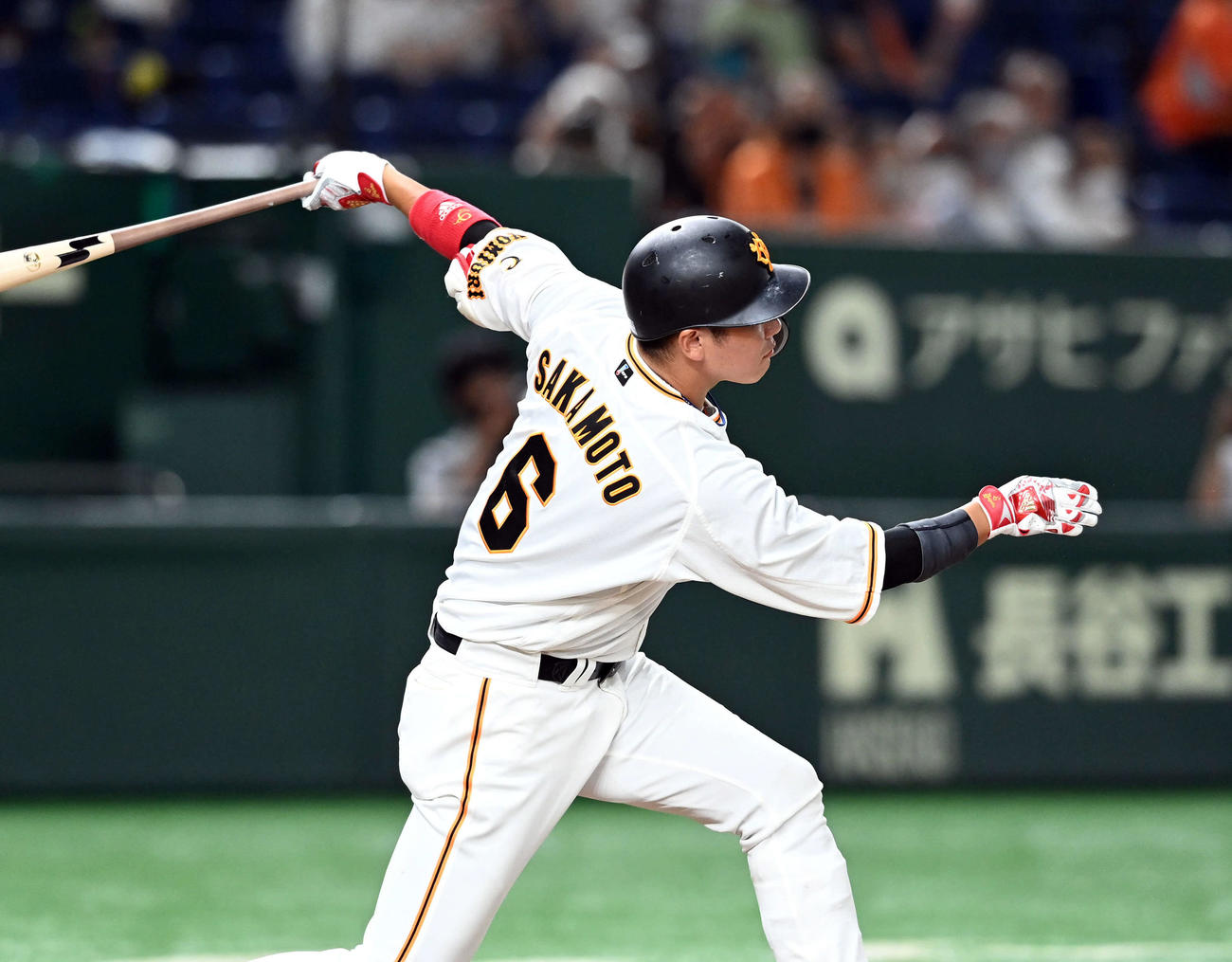巨人対中日　8回裏巨人1死、右前打を放つ坂本（撮影・たえ見朱実）