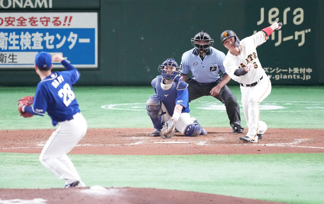 巨人対中日　8回裏巨人1死、右前打を放つ坂本。投手森（撮影・鈴木みどり）