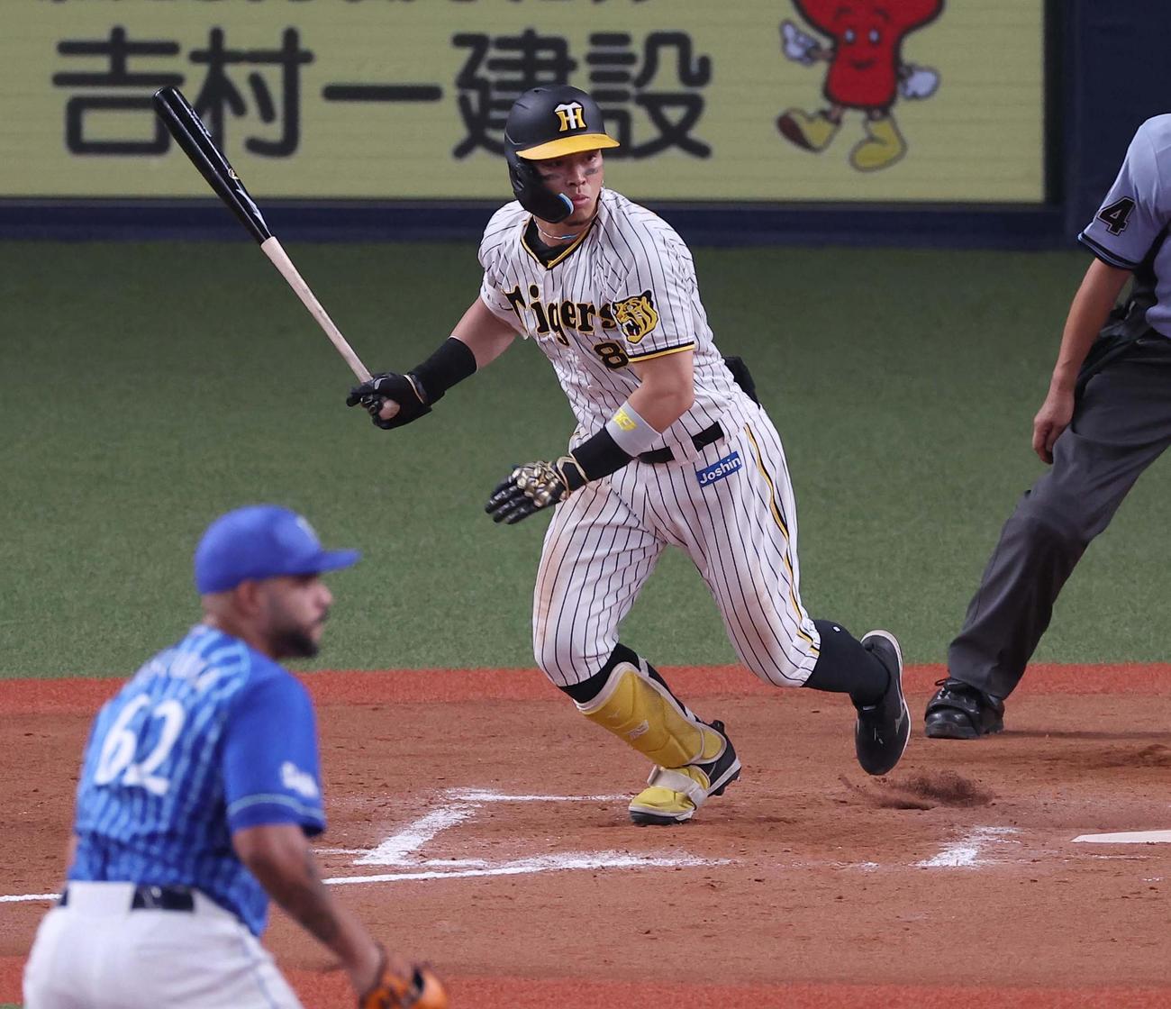 阪神対DeNA 8回裏阪神2死、佐藤輝は左前安打を放つ（撮影・上田博志）