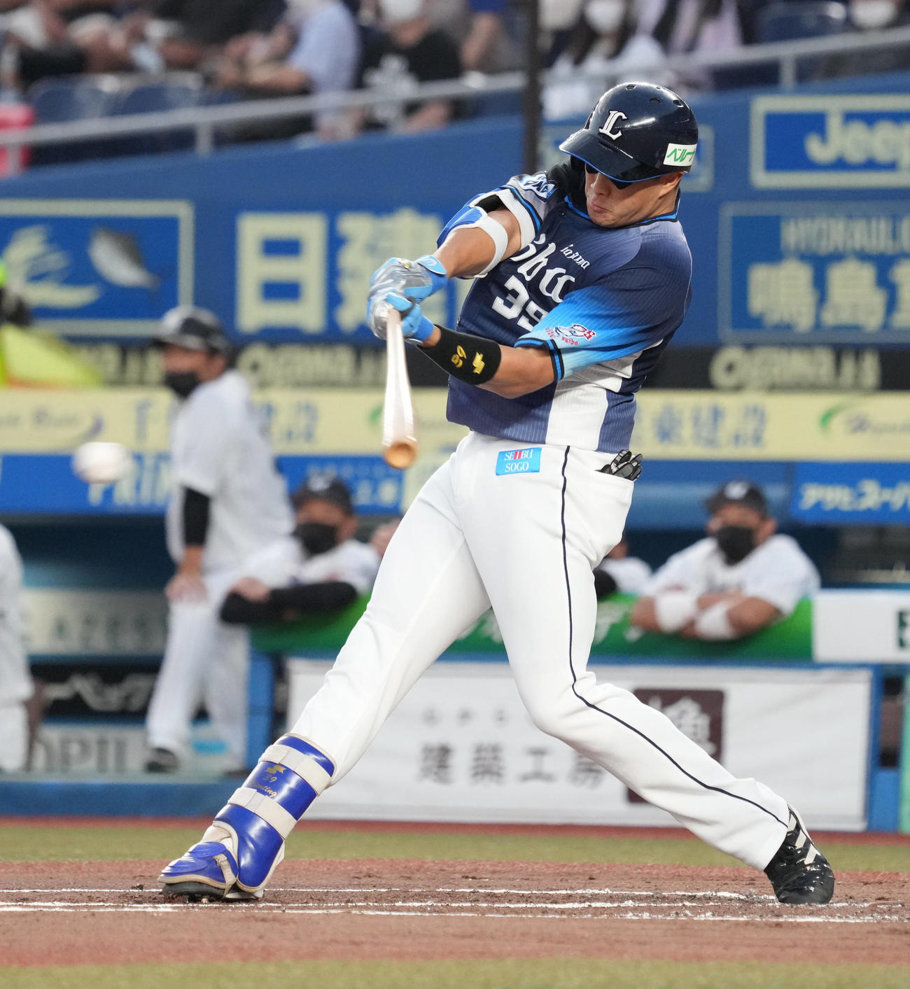 ロッテ対西武　1回表西武2死二、三塁、呉念庭は中前に先制2点適時打を放つ（撮影・小沢裕）