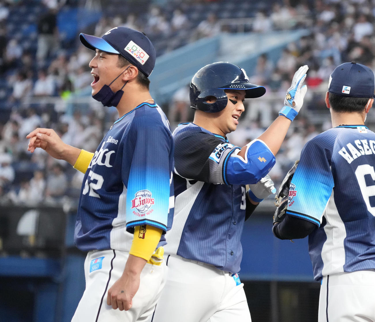 ロッテ対西武　1回表西武2死二、三塁、呉念庭（中央）は中前に先制2点適時打を放ちベンチのナインの祝福を受ける（撮影・小沢裕）