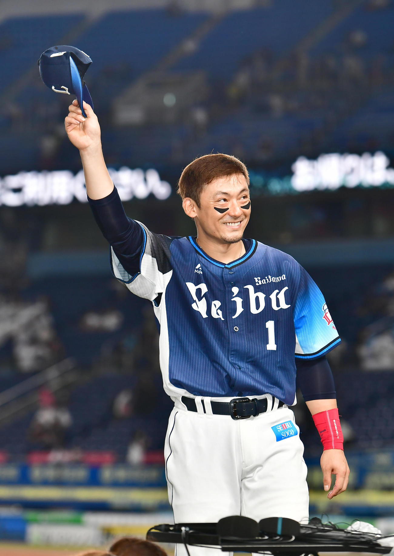 ロッテ対西武　ヒーローインタビューを終えた西武栗山はファンの声援に応える（撮影・小沢裕）