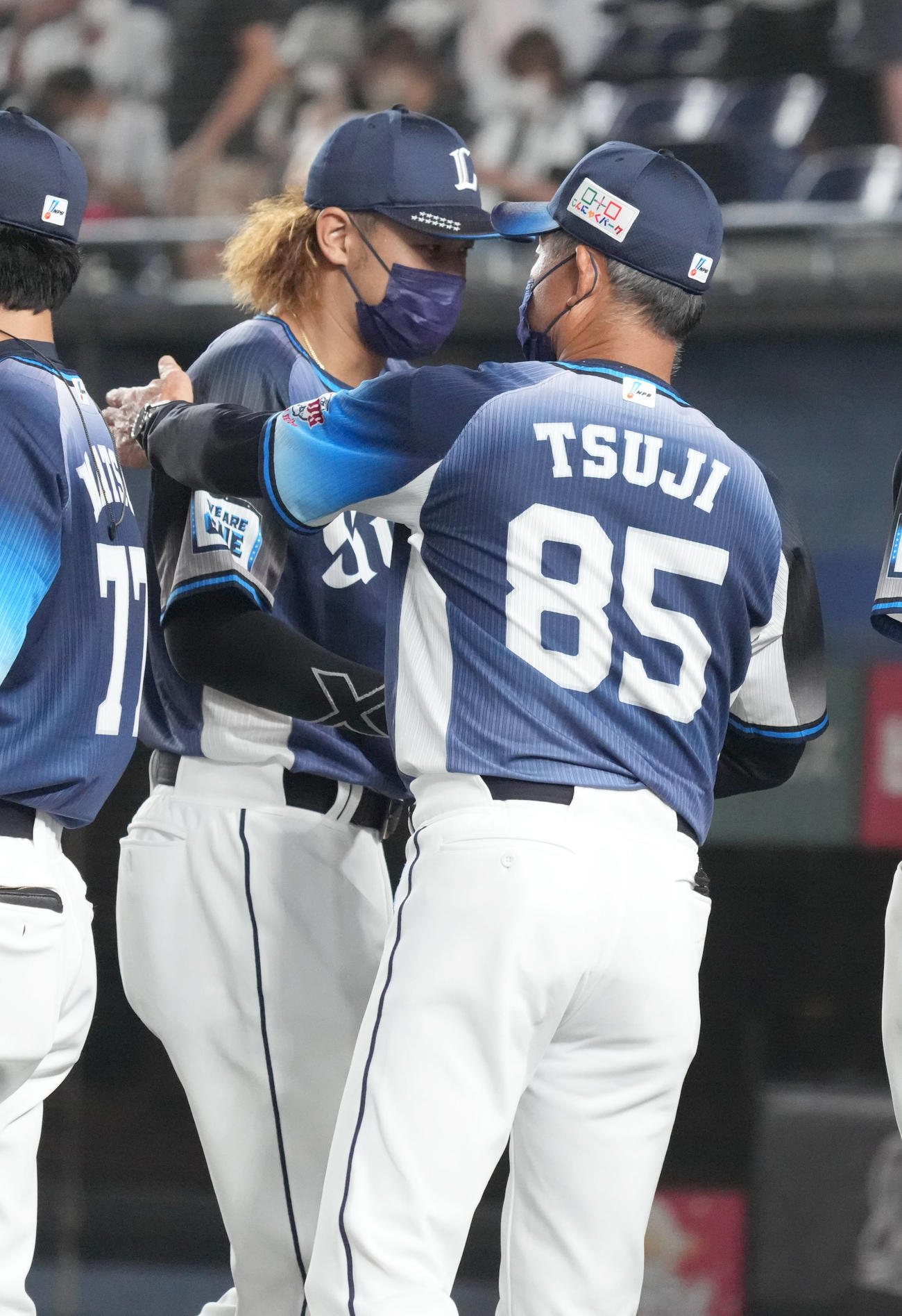ロッテ対西武　今季8勝目を挙げた西武先発の高橋（左）は辻監督の祝福を受ける（撮影・小沢裕）