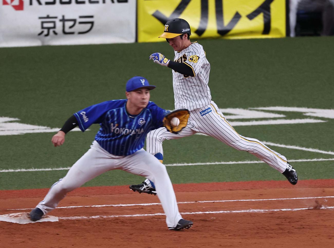 阪神対DeNA 8回裏阪神無死一塁、近本は投ゴロ併殺打に倒れる（撮影・上田博志）