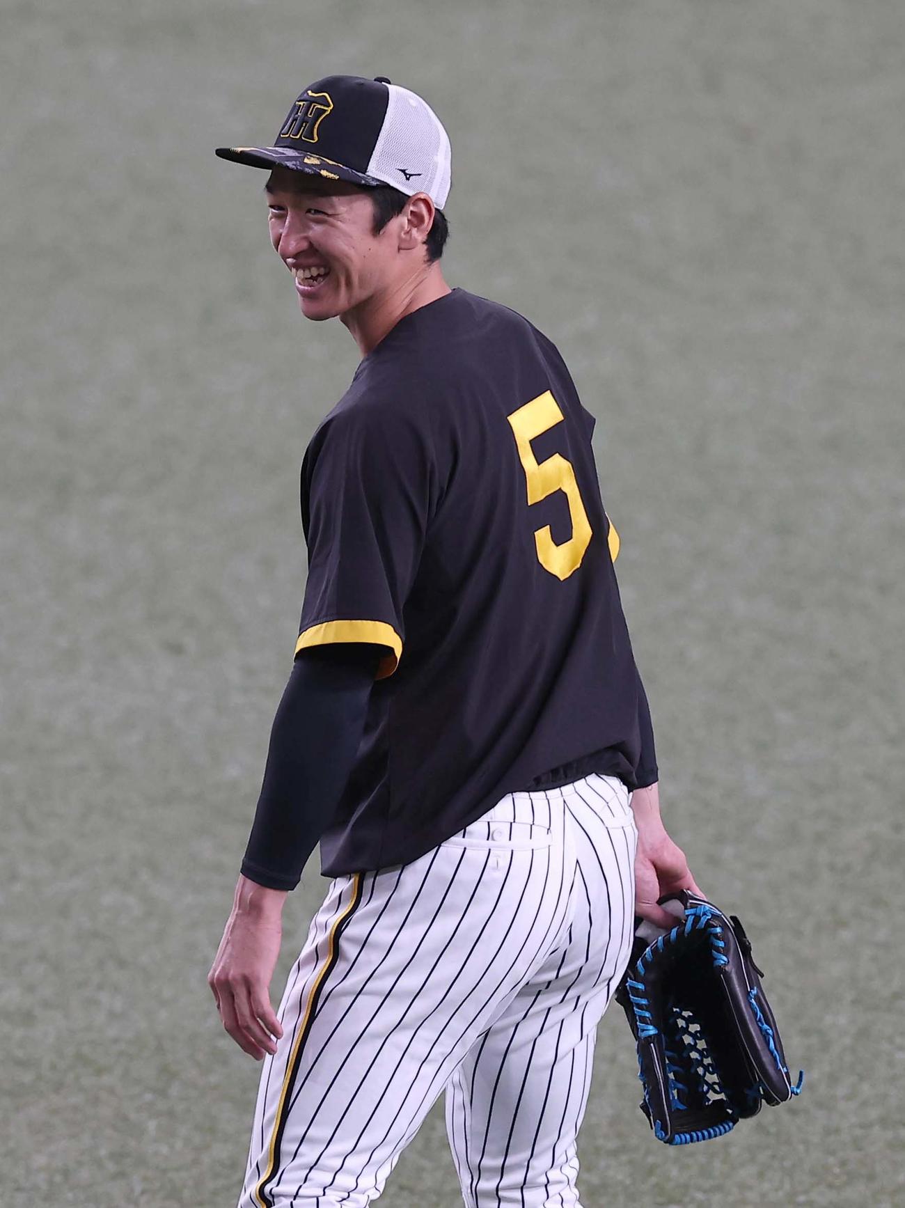 阪神対DeNA　一軍に合流し笑顔を見せる近本（撮影・上田博志）