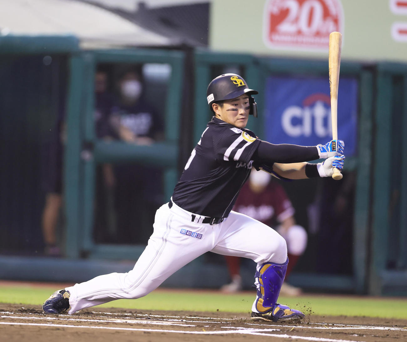 楽天対ソフトバンク　1回表ソフトバンク1死満塁、野村大は右前適時打を放つ（撮影・足立雅史）