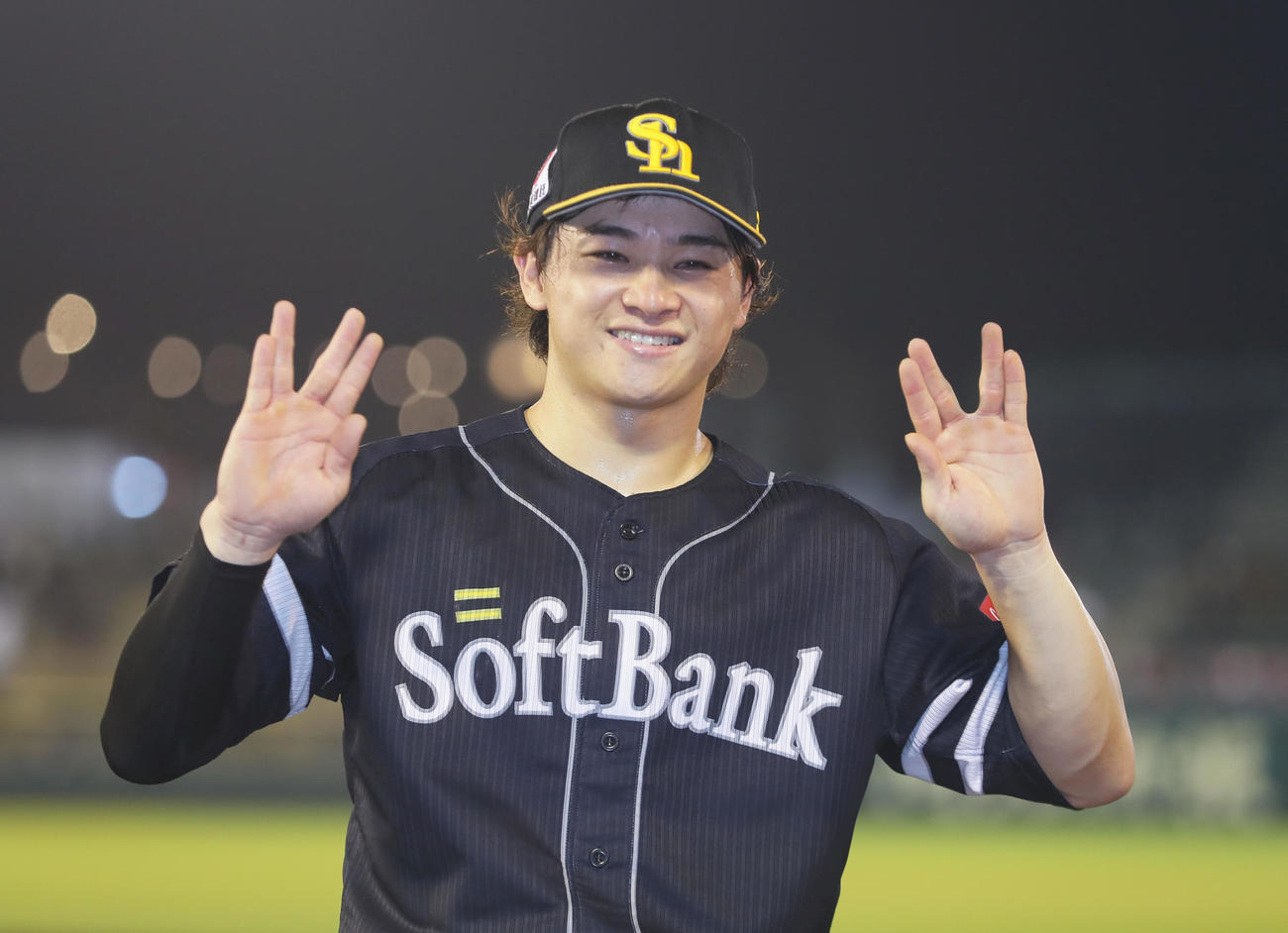 楽天対ソフトバンク　4安打、2二塁打、2三塁打の大活躍を見せ笑顔を見せるソフトバンク谷川原（撮影・足立雅史）