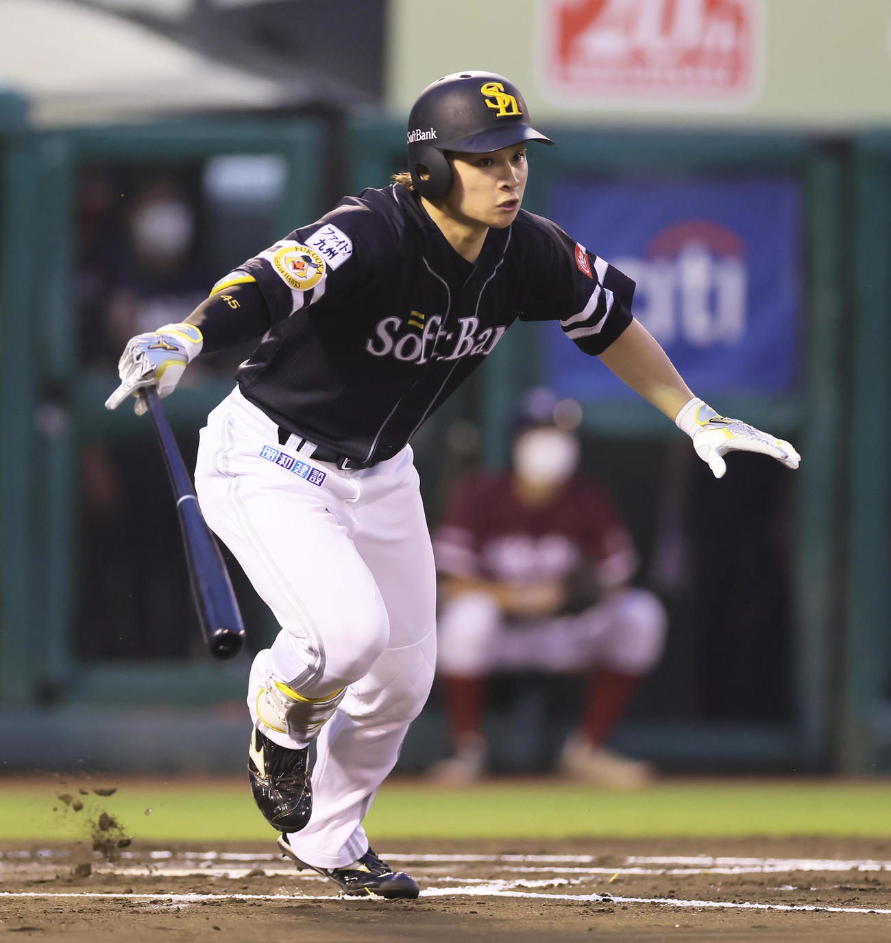楽天対ソフトバンク　1回表ソフトバンク2死満塁、谷川原は2点適時二塁打を放つ（撮影・足立雅史）