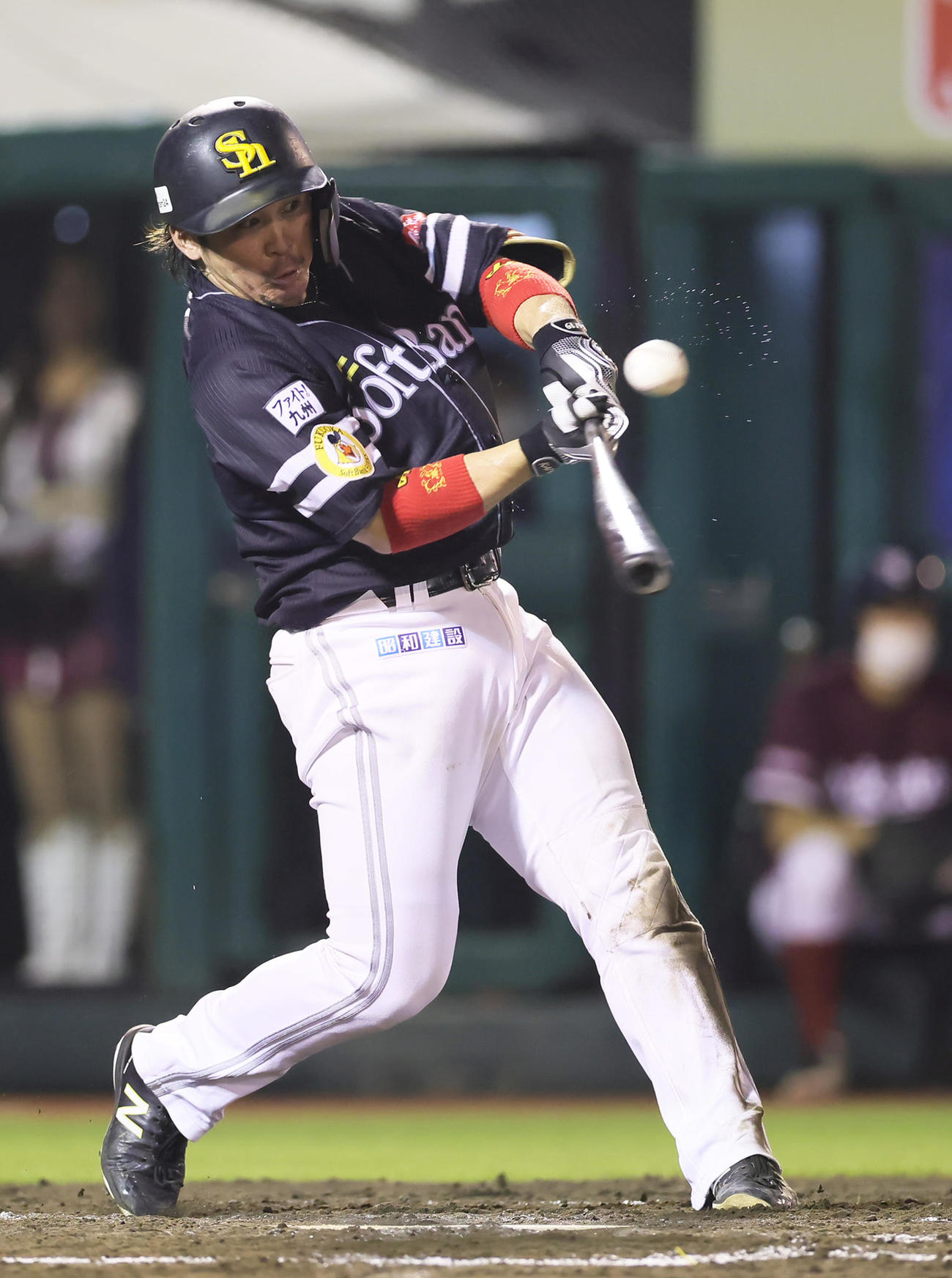 楽天対ソフトバンク　3回表ソフトバンク2死三塁、甲斐は右前適時打を放つ（撮影・足立雅史）