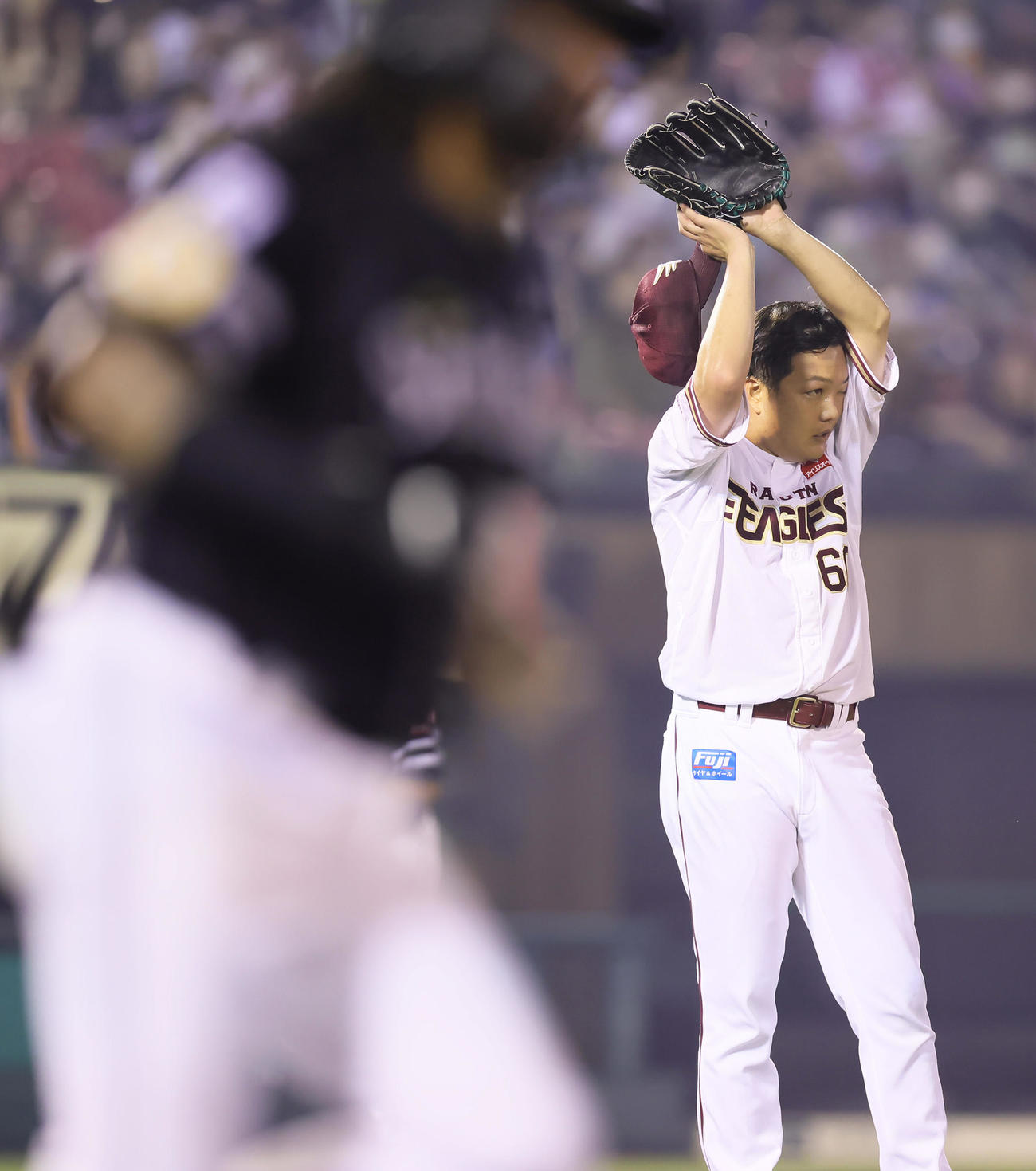 楽天対ソフトバンク　6回表ソフトバンク1死満塁、ガルビス（手前）に右越え満塁本塁打を浴びる石橋（撮影・足立雅史）