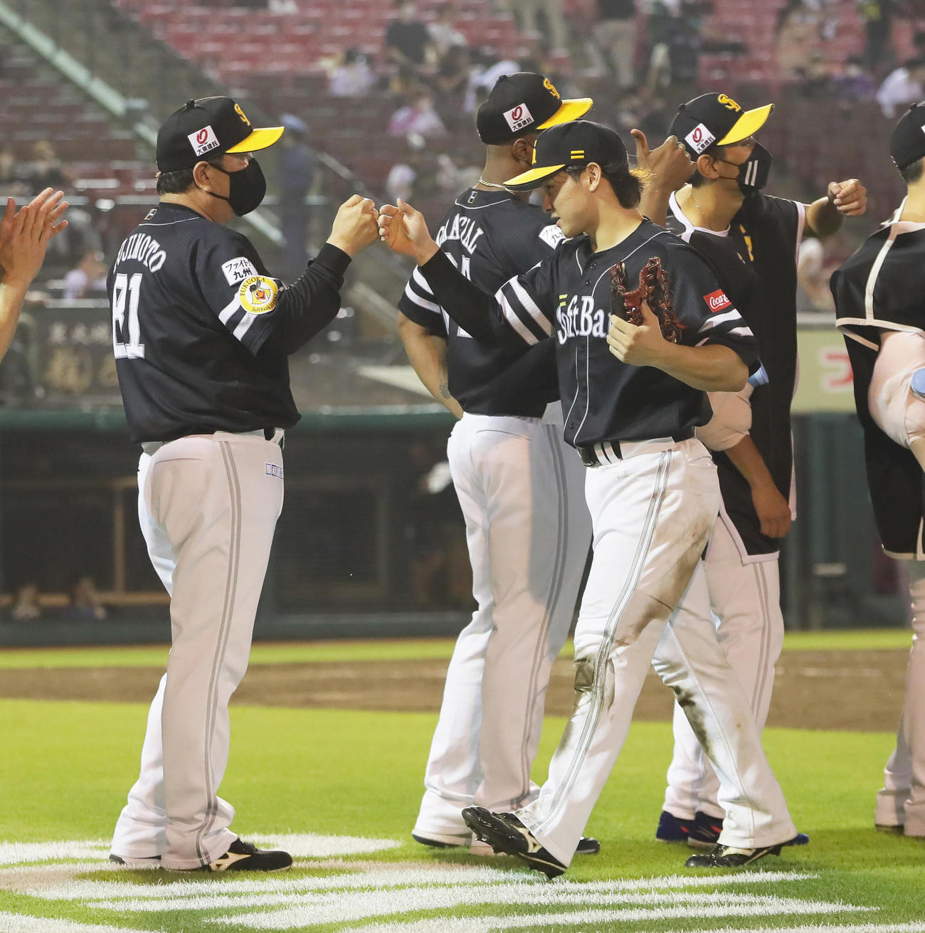 楽天対ソフトバンク　勝利しタッチを交わすソフトバンクの藤本監督（左）と谷川原（撮影・足立雅史）