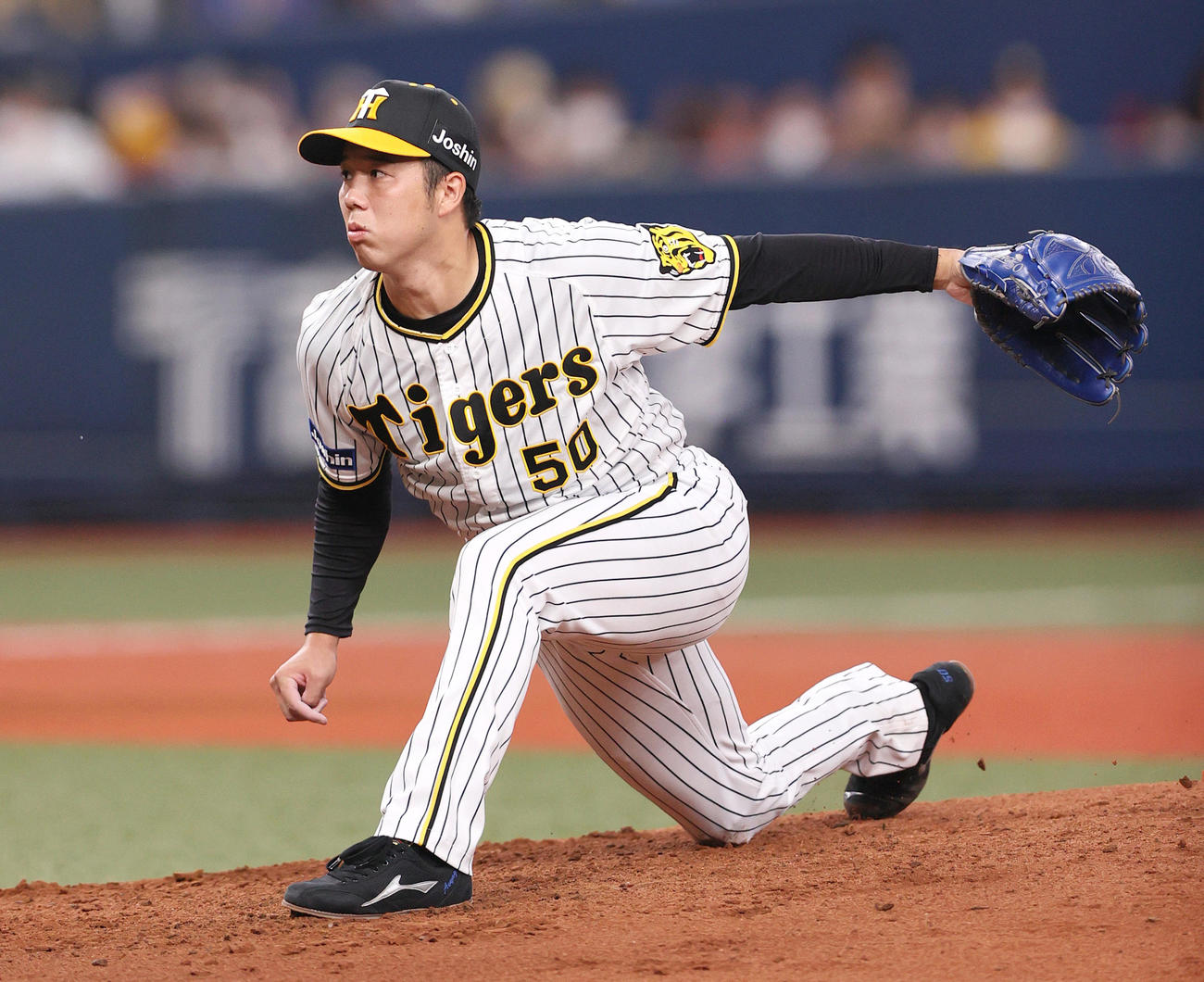 阪神対DeNA 3回の投球で足を滑らせる阪神先発の青柳（撮影・上山淳一）