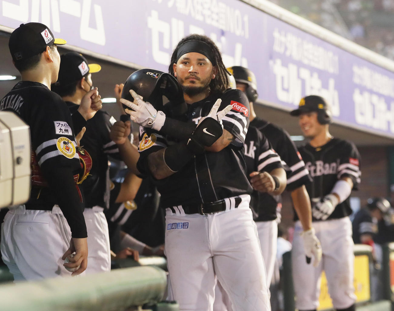 楽天対ソフトバンク　6回表ソフトバンク1死満塁、ガルビスは右越え満塁本塁打を放ちポーズを決める（撮影・足立雅史）