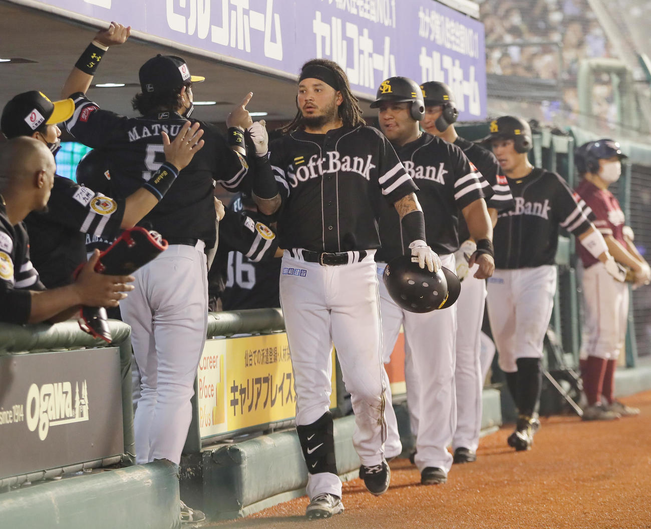 楽天対ソフトバンク　6回表ソフトバンク1死満塁、ガルビス（中央左）は右越え満塁本塁打を放ちタッチを交わす（撮影・足立雅史）
