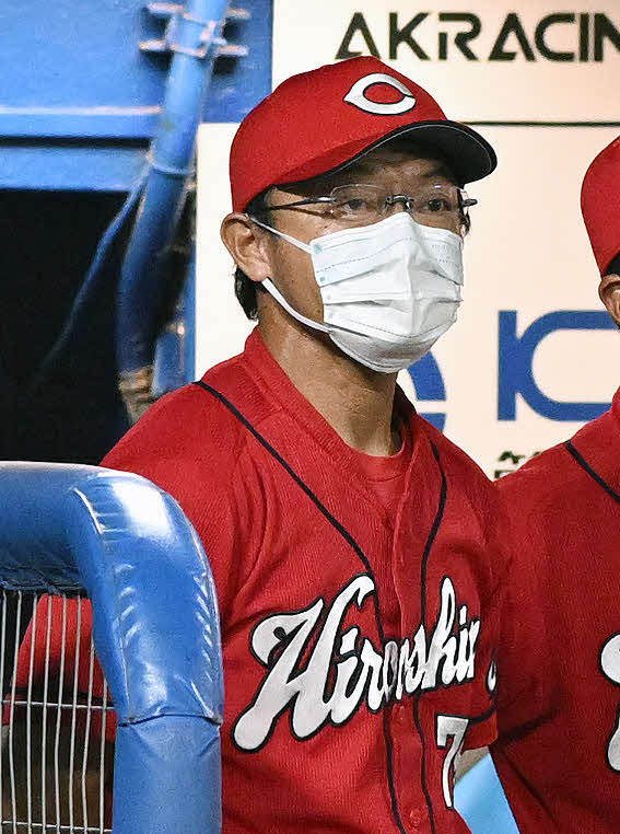 ヤクルト対広島　戦況を見守る広島河田監督代行（撮影・滝沢徹郎）