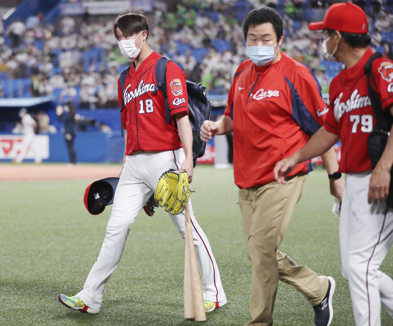 ヤクルト対広島　試合後、引き揚げる森下（左）（撮影・狩俣裕三）