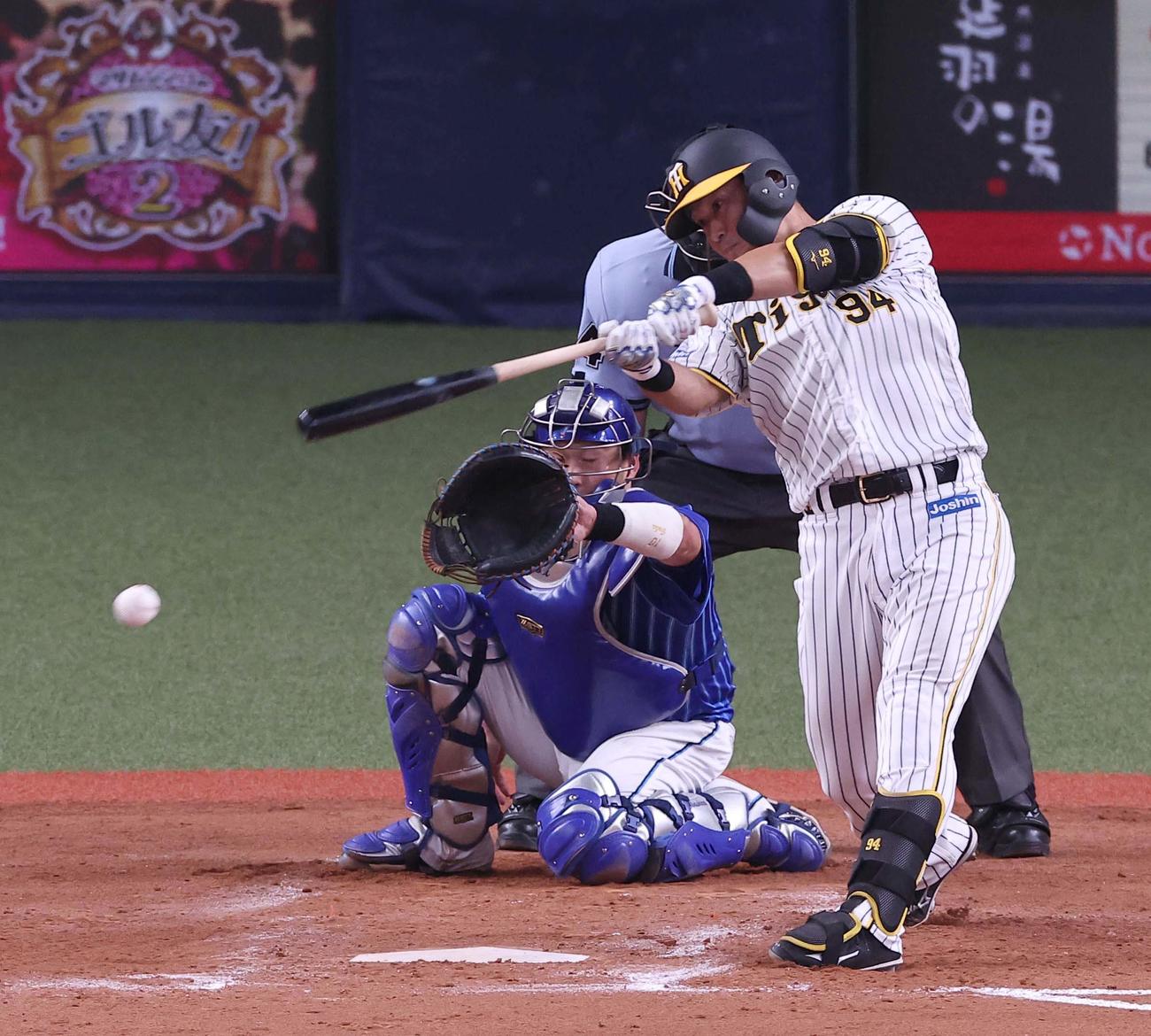 阪神対DeNA 4回裏阪神2死一塁、原口は右前安打を放つ（撮影・上田博志）