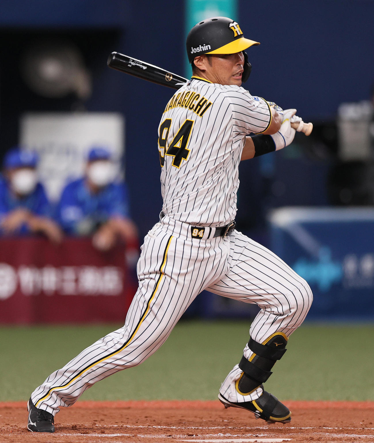 阪神対DeNA 4回裏阪神2死一塁、原口は右前打を放つ（撮影・上山淳一）