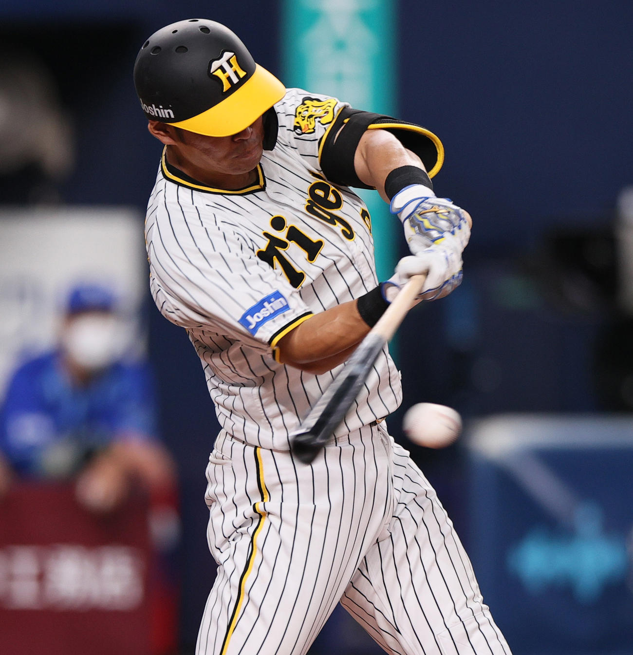 阪神対DeNA 4回裏阪神2死一塁、原口は右前打を放つ（撮影・上山淳一）