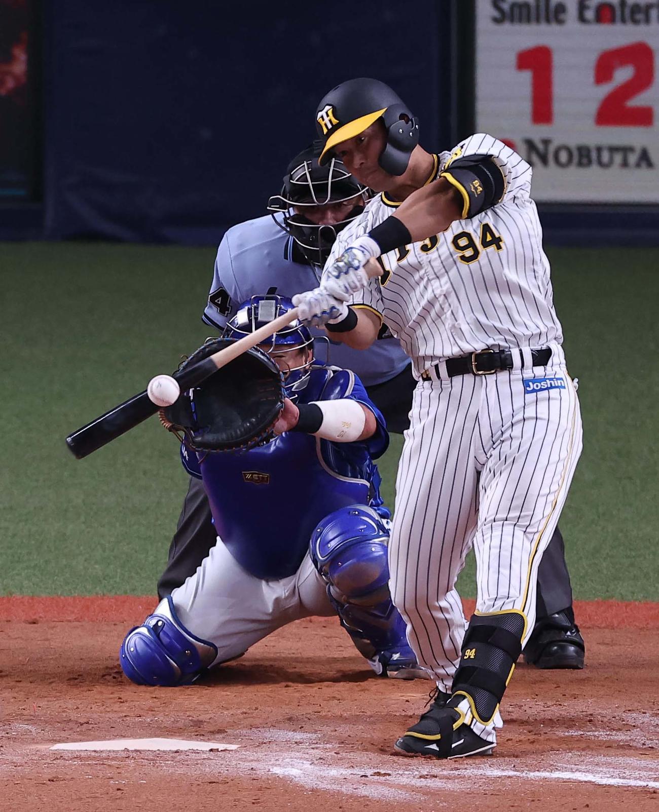 阪神対DeNA 9回裏阪神無死、原口は左前安打を放つ（撮影・上田博志）