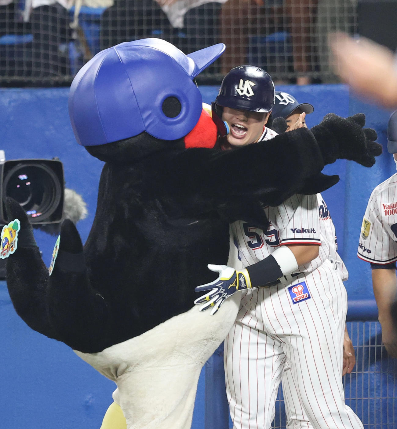 ヤクルト対広島　6回裏ヤクルト1死一、二塁、3点本塁打を放ち、つば九郎と抱き合い喜ぶ村上（撮影・狩俣裕三）