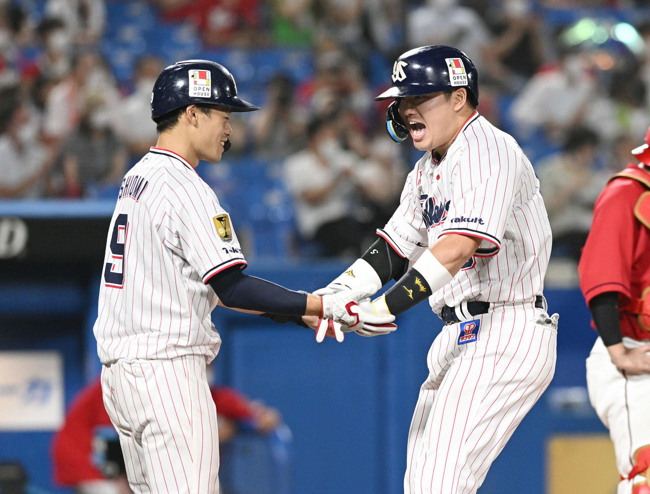 ヤクルト対広島　6回裏ヤクルト1死一、二塁、3点本塁打を放った村上（右）は塩見とタッチを交わす（撮影・滝沢徹郎）