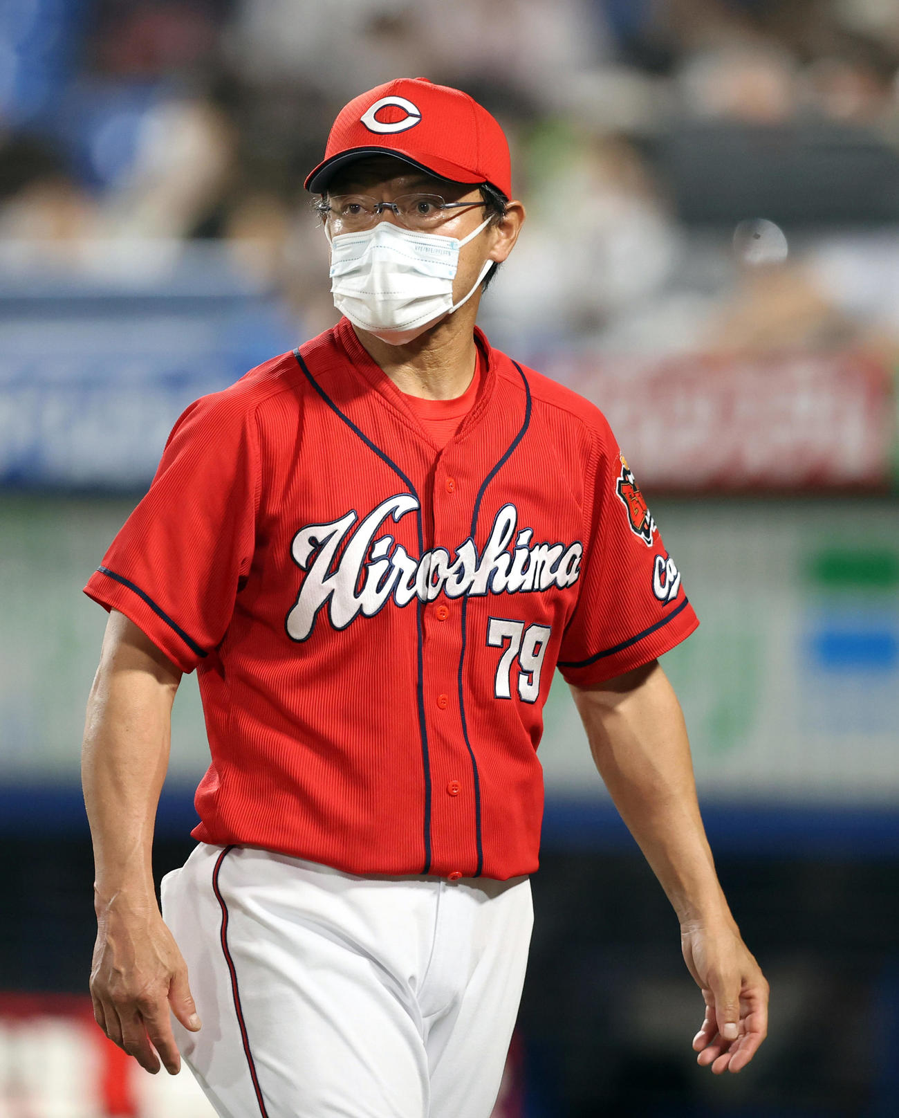 ヤクルト対広島　8回表を終え、選手の交代を告げる監督代行の河田ヘッドコーチ（撮影・狩俣裕三）
