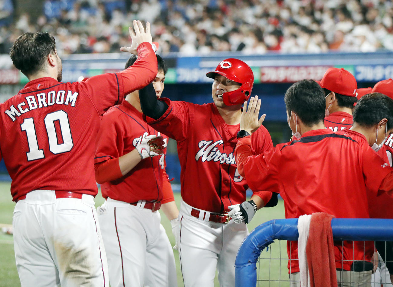ヤクルト対広島　9回表広島無死、中前打を放った代打長野（中央）は通算1500試合出場を達成し、チームメートに迎えれる（撮影・狩俣裕三）