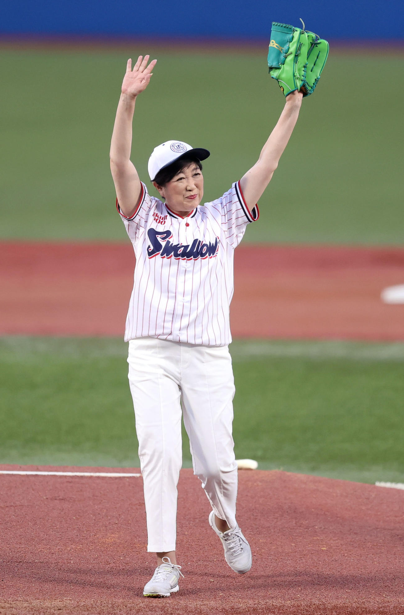 ヤクルト対広島　始球式を務める小池百合子都知事（撮影・狩俣裕三）