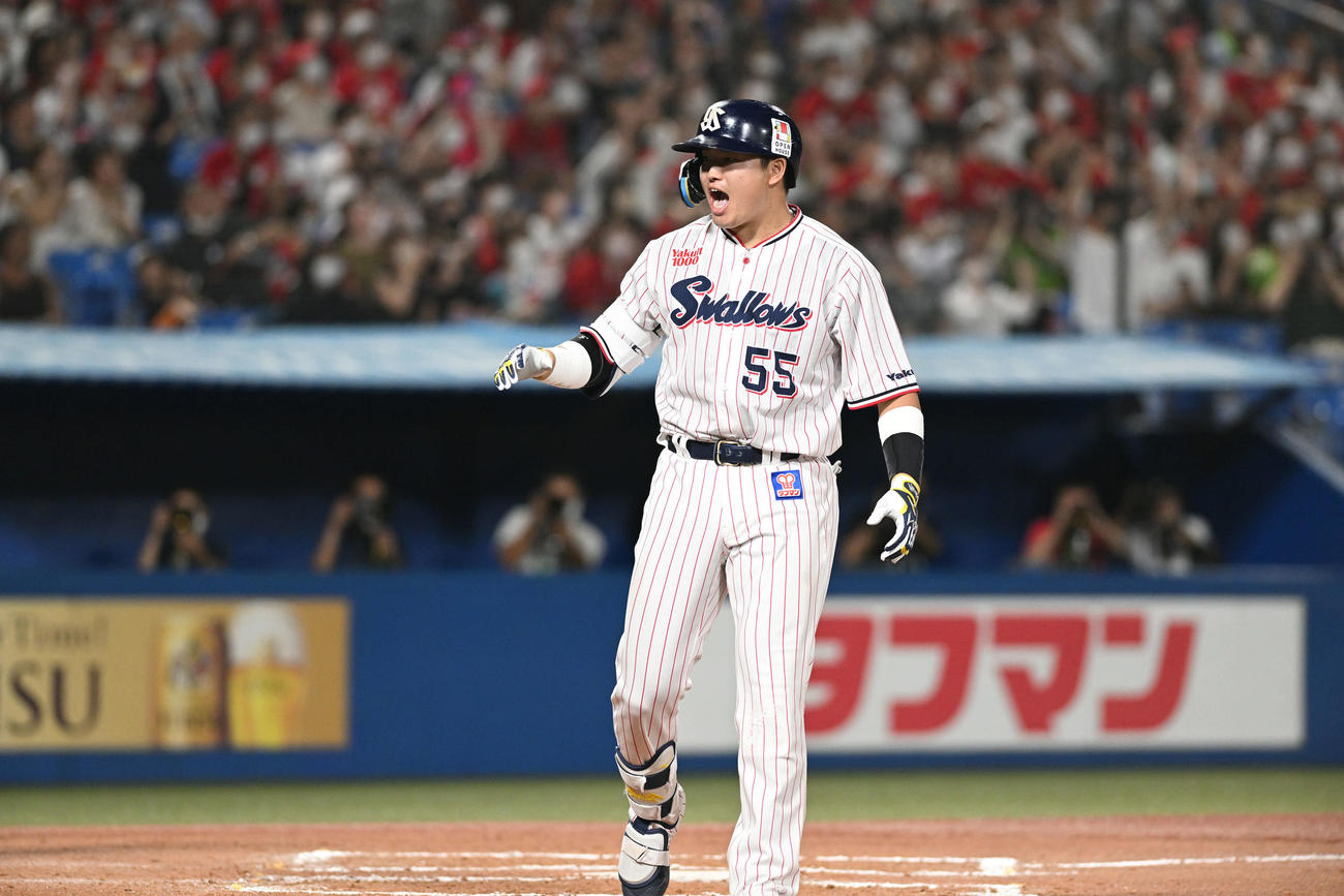 ヤクルト対広島　6回裏ヤクルト1死一、二塁、村上は3点本塁打を放ちベンチに向かってさけぶ（撮影・滝沢徹郎）