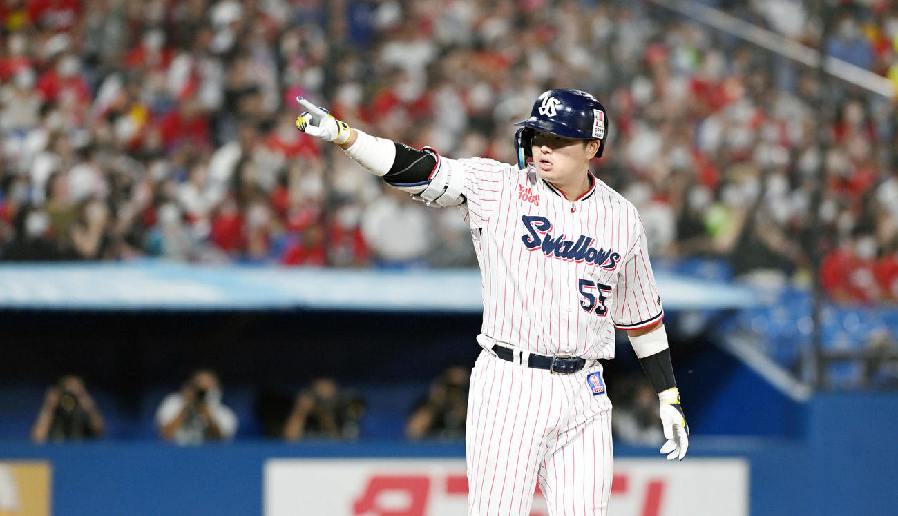 ヤクルト対広島　6回裏ヤクルト1死一、二塁、村上は3点本塁打を放ちチームメートを指さす（撮影・滝沢徹郎）