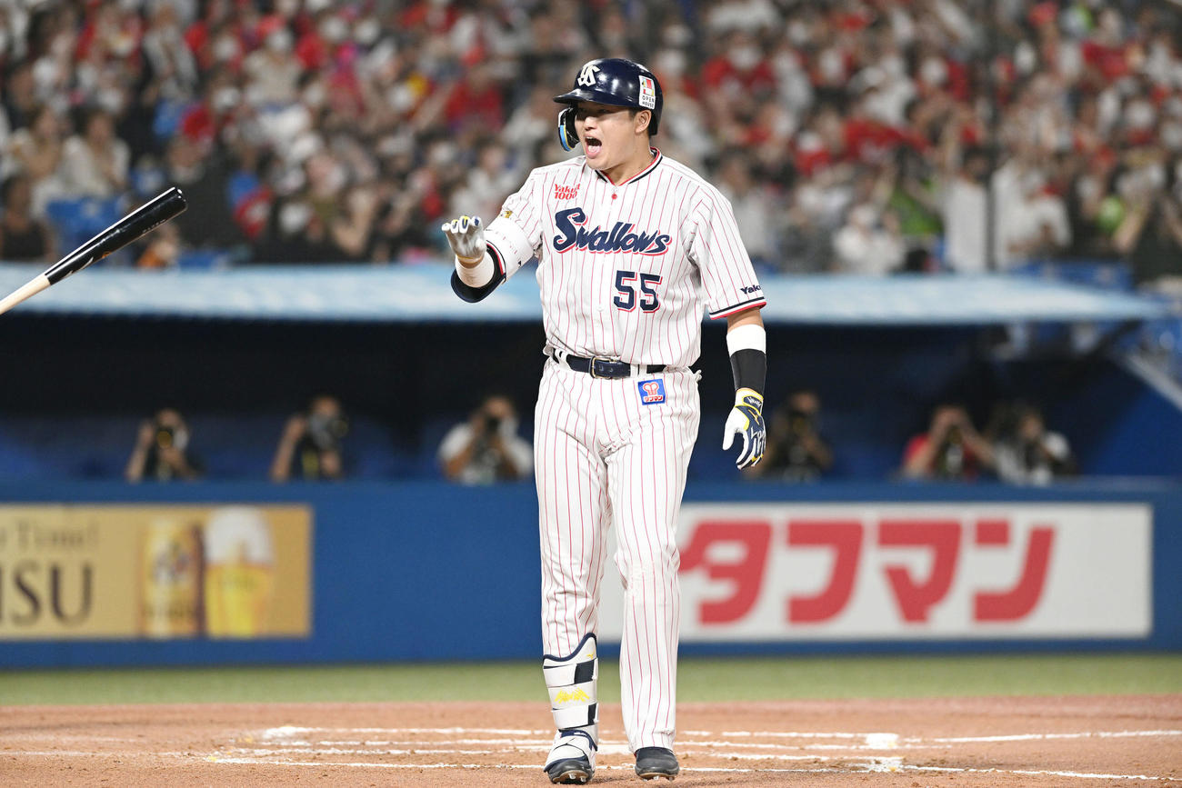 ヤクルト対広島　6回裏ヤクルト1死一、二塁、村上は3点本塁打を放ち気合の入った表情でバットを手放す（撮影・滝沢徹郎）