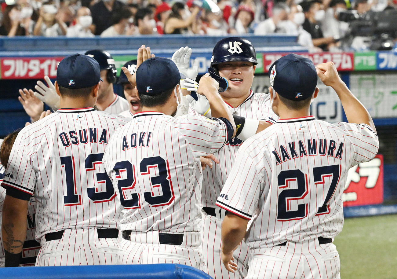 ヤクルト対広島　6回裏ヤクルト1死一、二塁、3点本塁打を放った村上（右から2人目）は生還しチームメートとタッチを交わす（撮影・滝沢徹郎）