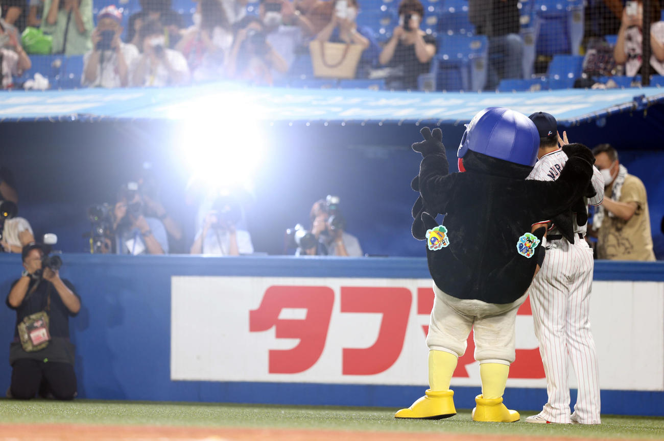 ヤクルト対広島　ヒーローインタビュー後、記念撮影をするつば九郎と村上（撮影・狩俣裕三）