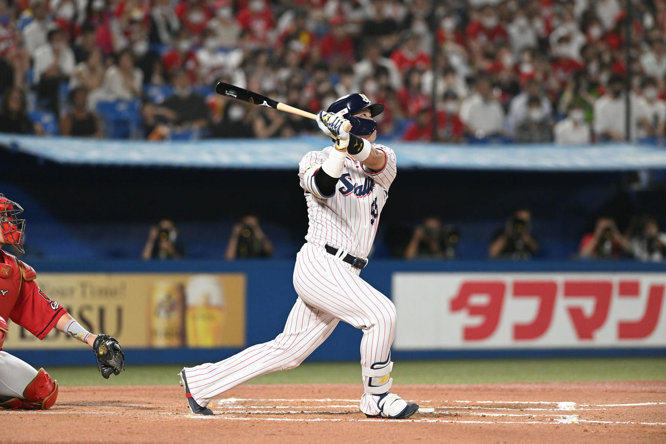 ヤクルト対広島　6回裏ヤクルト1死一、二塁、村上は3点本塁打を放つ（撮影・滝沢徹郎）
