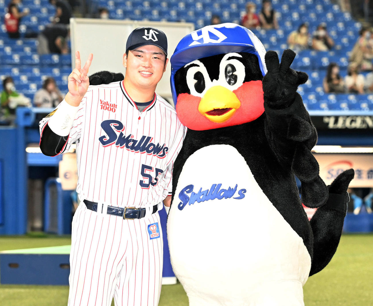 ヤクルト対広島　ヒーローインタビューを終えつば九郎と記念撮影するヤクルト村上（撮影・滝沢徹郎）