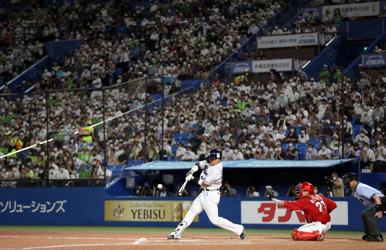 ヤクルト対広島　6回裏ヤクルト1死一、二塁、3点本塁打を放つ村上宗隆（撮影・狩俣裕三）