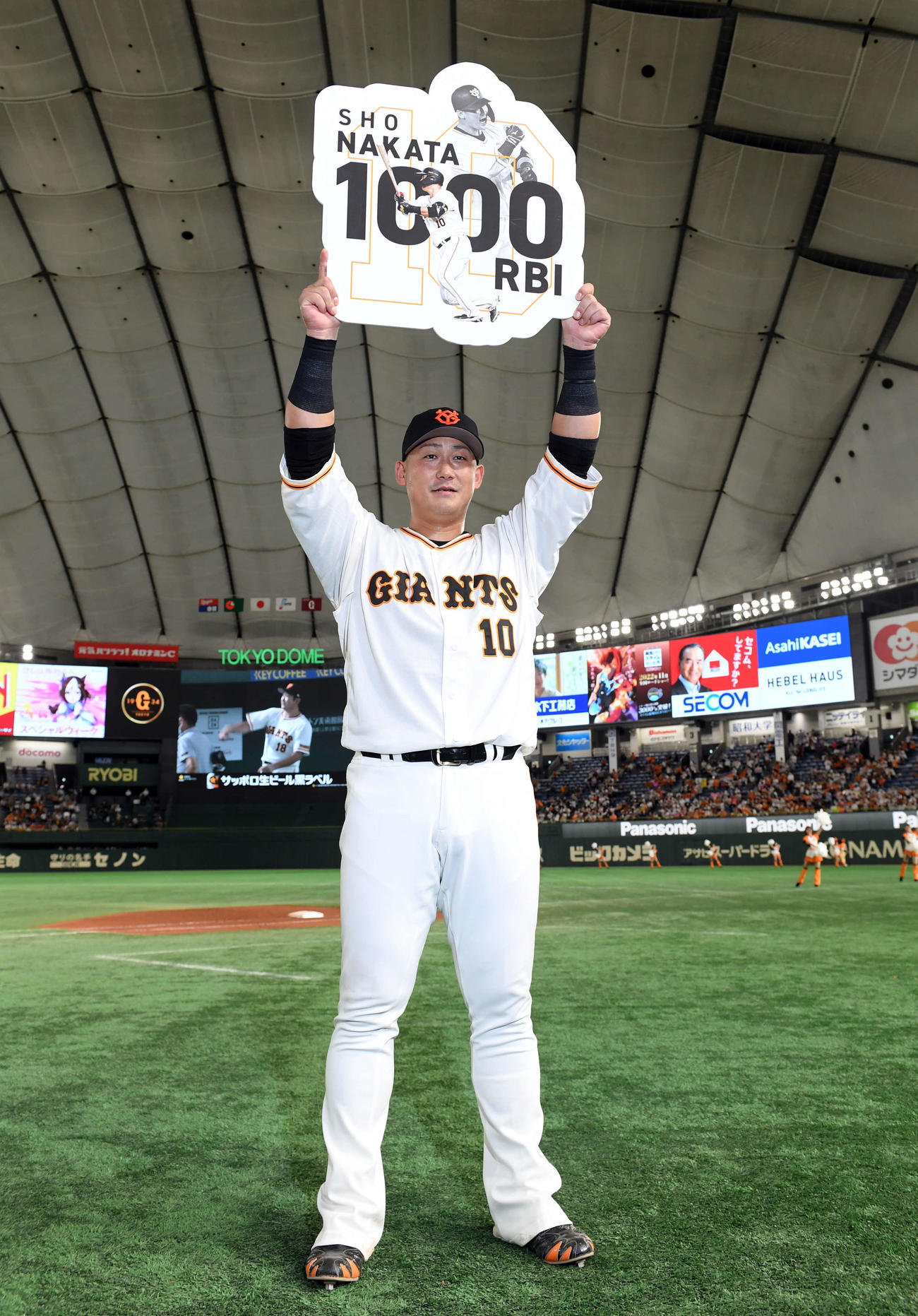 巨人対中日　1000打点を達成し記念ボードを掲げる巨人中田（撮影・たえ見朱実）