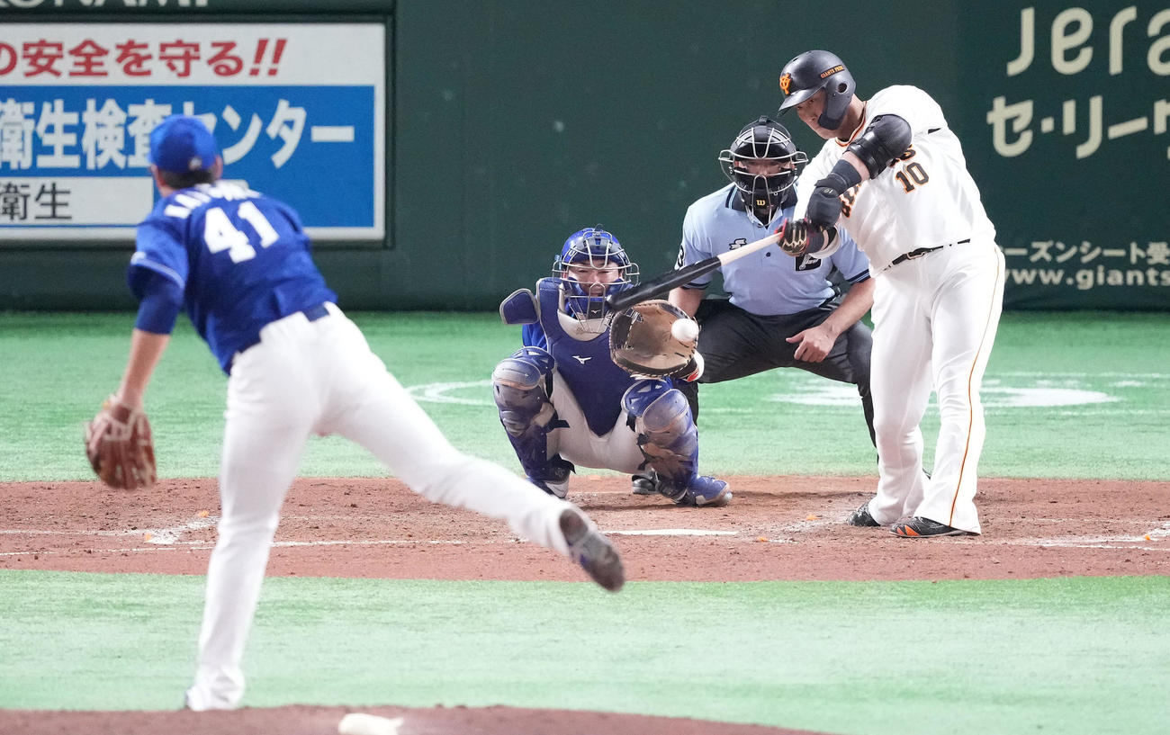 巨人対中日　5回裏巨人2死一、二塁、左前適時打を放ち、通算1000打点とする中田。投手勝野（撮影・鈴木みどり）