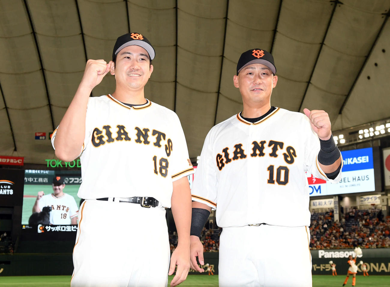 巨人対中日　7勝目を挙げた巨人菅野（左）とプロ通算1000打点を達成した中田は、笑顔でガッツポーズ（撮影・たえ見朱実）