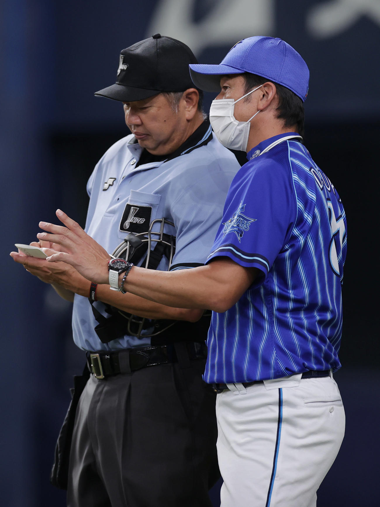 阪神対DeNA 8回、選手交代を告げるDeNA三浦監督（右）（撮影・前田充）
