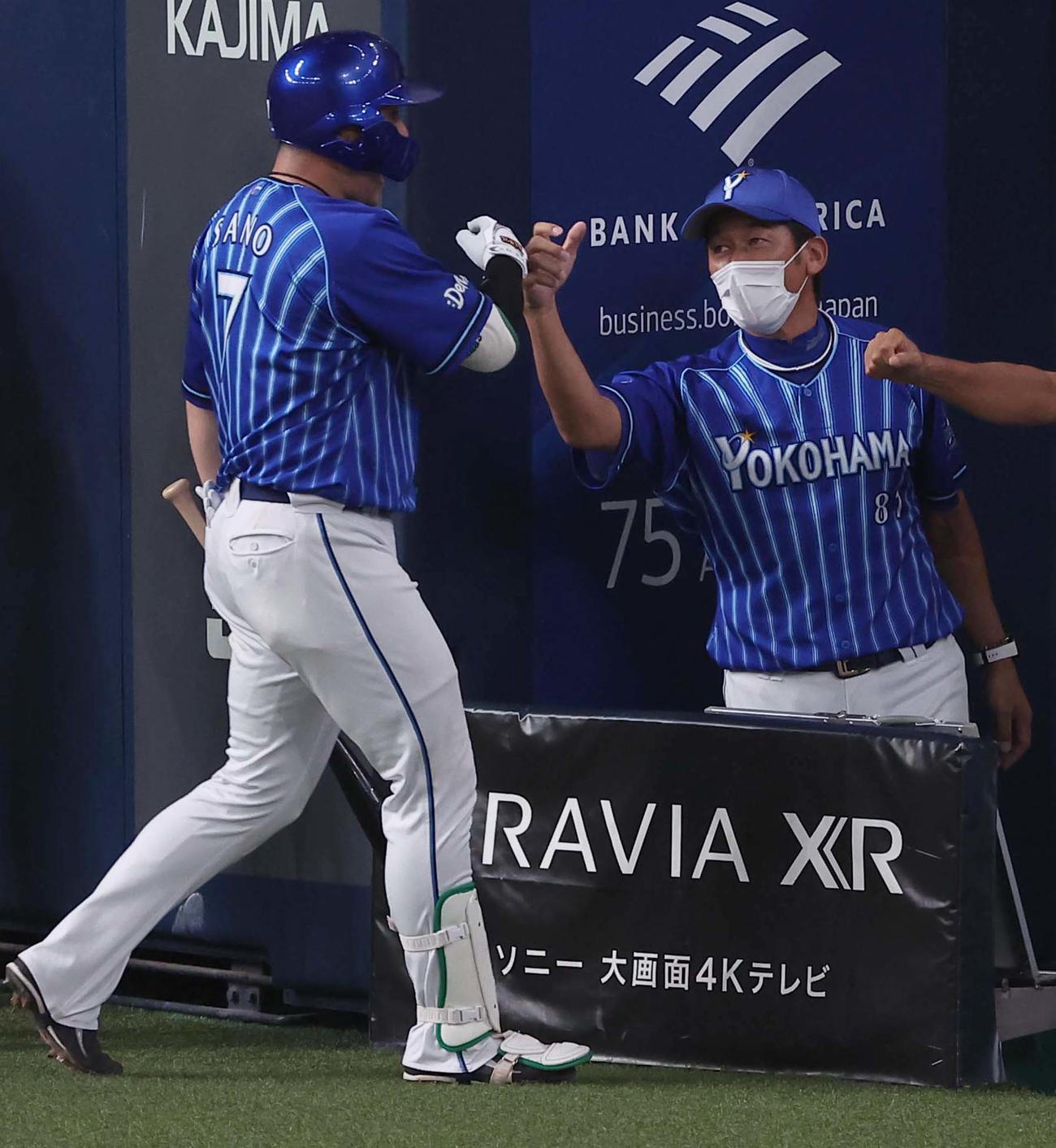 阪神対DeNA 9回表DeNA2死、三浦監督（右）は右中間へソロ本塁打を放った佐野を出迎える（撮影・上田博志）