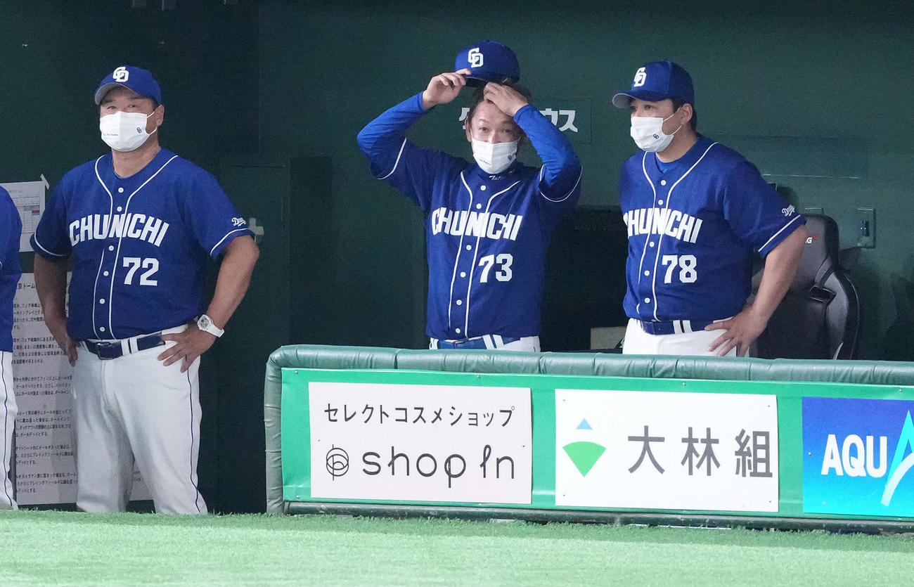 巨人対中日　ベンチで帽子をかぶり直す中日立浪監督（中央）（撮影・鈴木みどり）