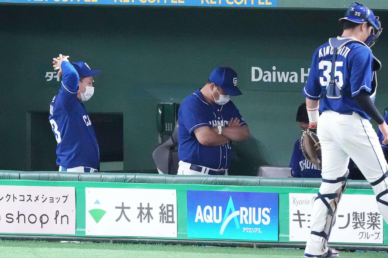 巨人対中日　1回裏に2点を失い、頭を抱える中日立浪監督（中央）（撮影・鈴木みどり）
