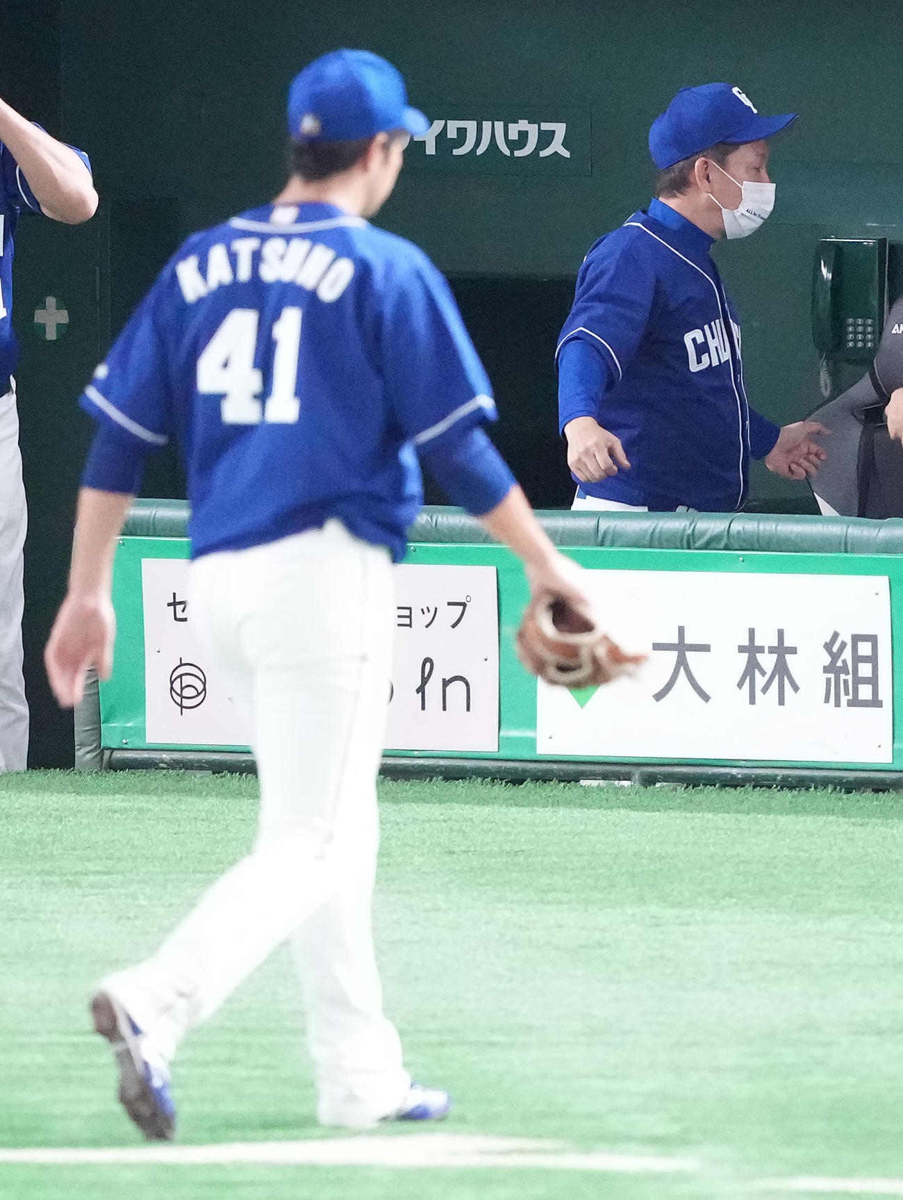 巨人対中日　1回裏に2点を失い、浮かない表情の中日立浪監督（右）とベンチへ戻る先発勝野（撮影・鈴木みどり）
