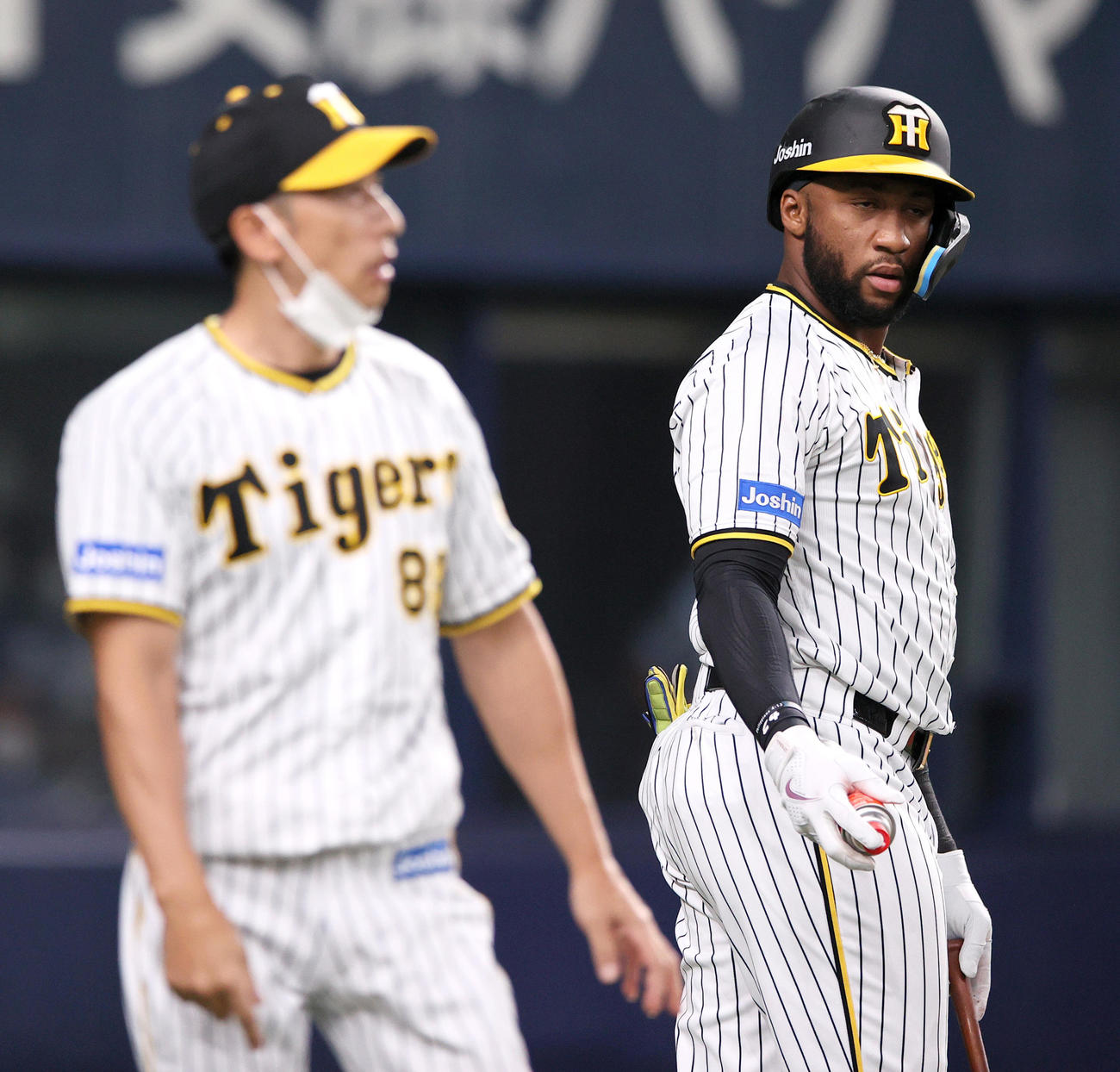 阪神対DeNA 4回裏阪神2死満塁、矢野監督（手前）はロハス・ジュニアを代打に送る（撮影・上山淳一）