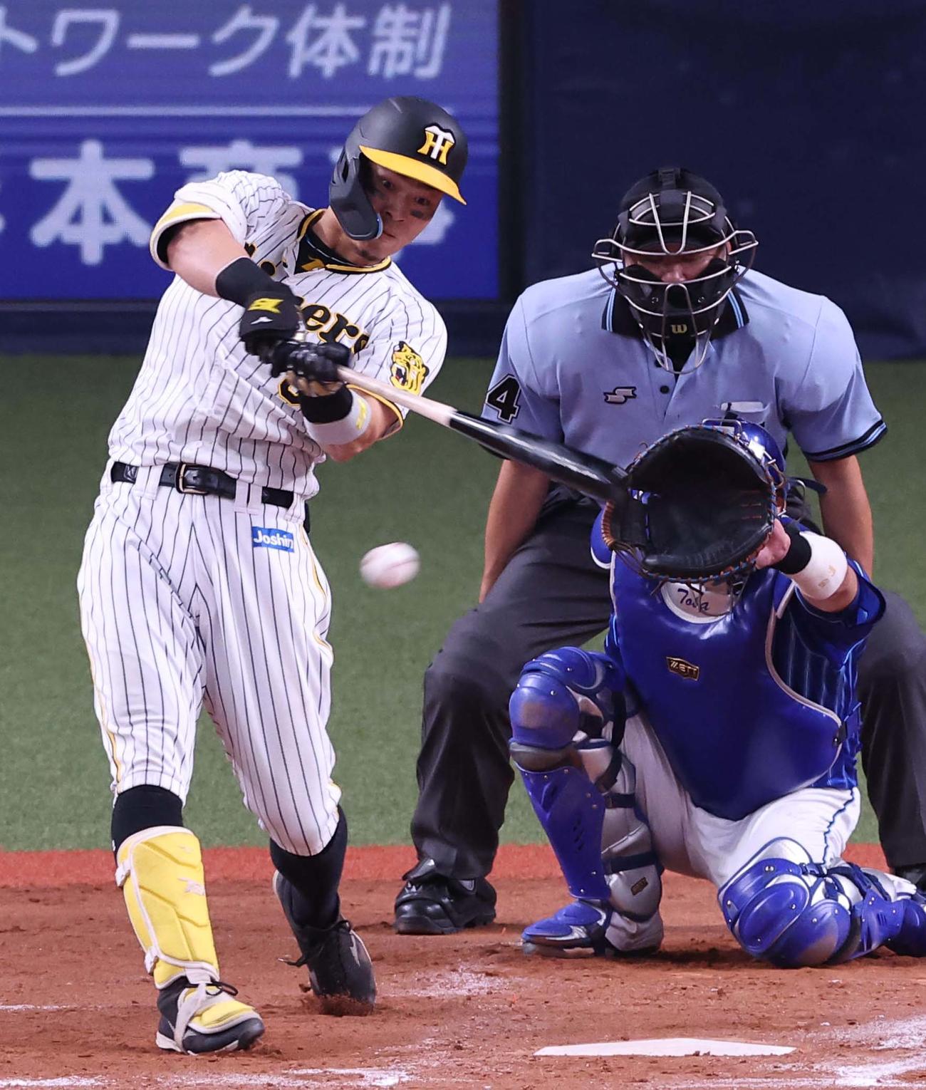 阪神対DeNA 4回裏阪神1死、佐藤輝は右前打を放つ（撮影・上田博志）